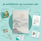 Schilderen op Nummer Bergen in inkt met gouden maan Japan