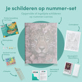 Schilderen op Nummer Tijger omringd door Bloemenpracht