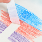 Afplaktape wordt verwijderd tussen blauwe, rode en paarse kleurvlakken op papier.