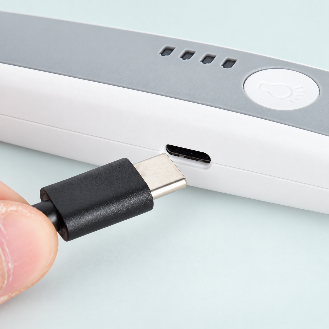Detail van de USB-C-oplaadpoort, lichtknop en batterij-indicator van het ledvergrootglas