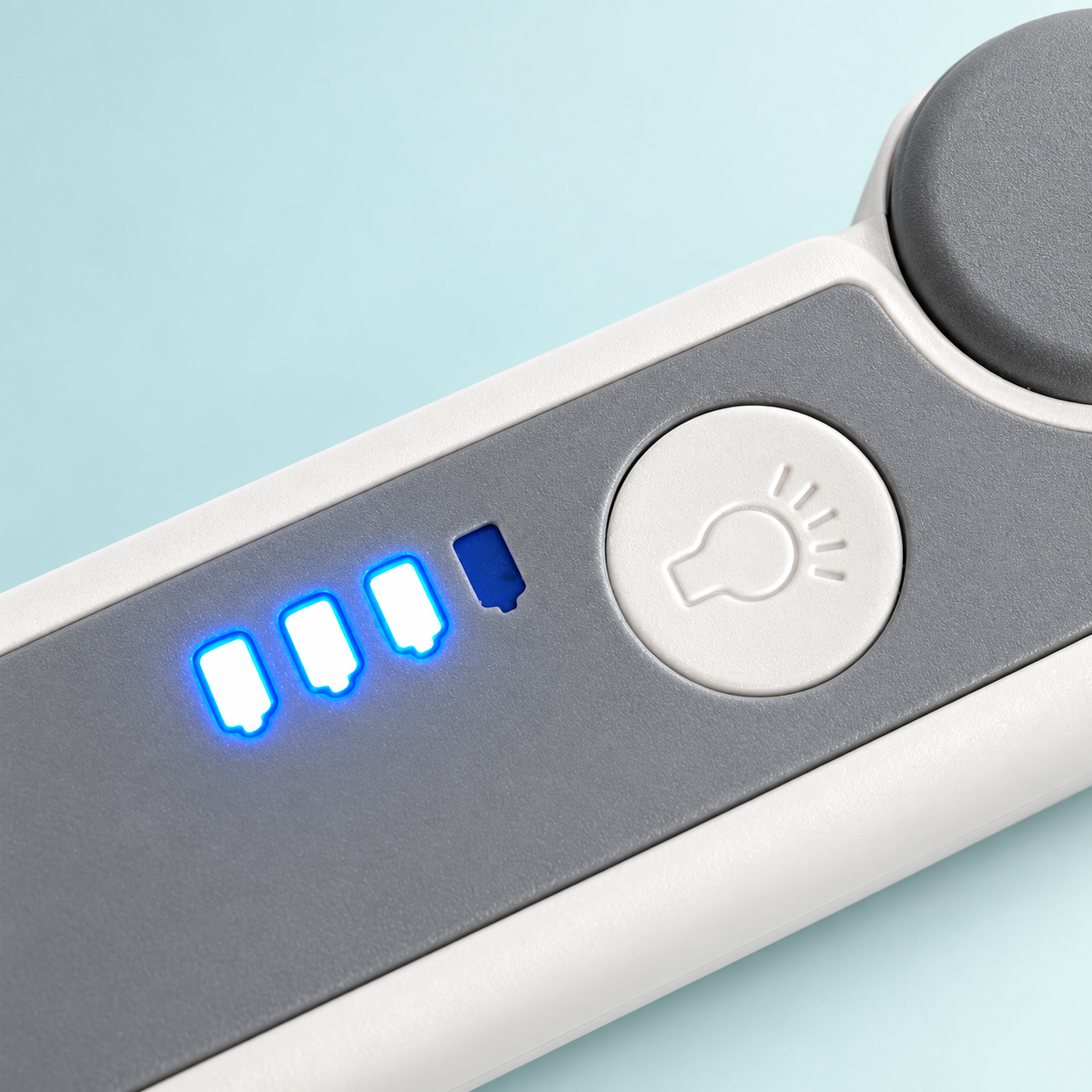 Batterij-indicator met drie brandende lampjes en de ronde lichtknop van het oplaadbare vergrootglas