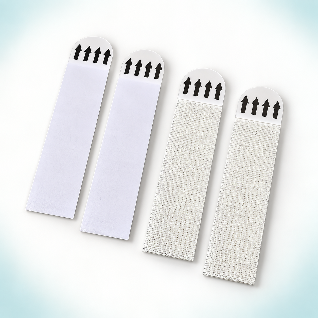 Witte zelfklevende ophangstrips met gladde achterkant en fijne hechtstructuur.