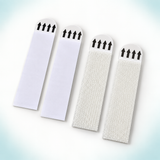 Witte zelfklevende ophangstrips met gladde achterkant en fijne hechtstructuur.