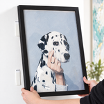 Twee handen plaatsen een zwarte fotolijst bij witte ophangstrips op een lichte muur.