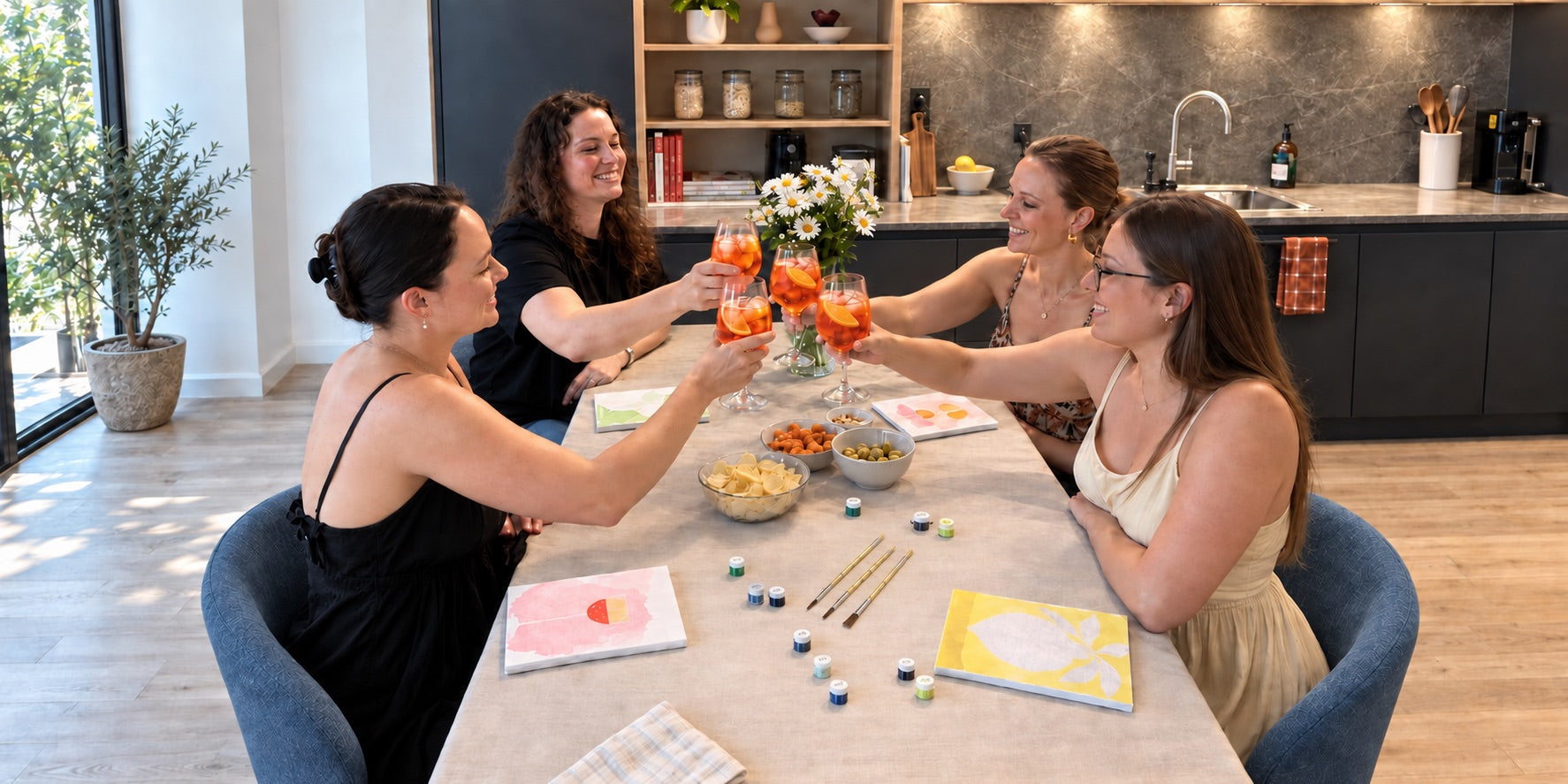 Vriendinnen schilderen samen aan de keukentafel