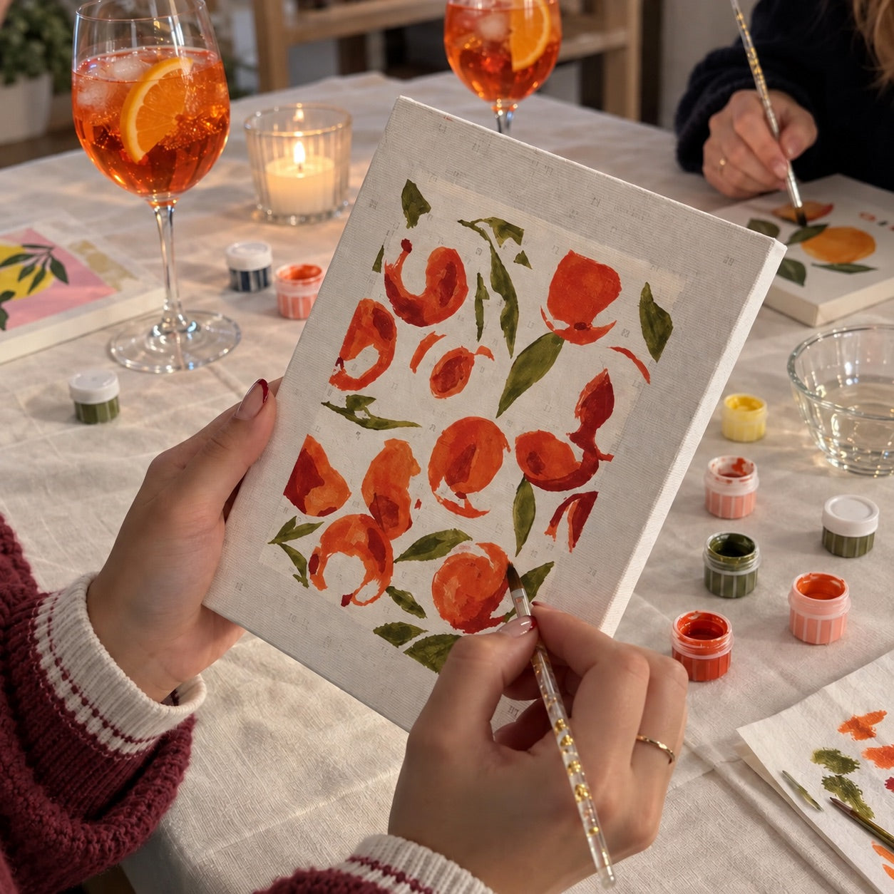 Een maker werkt aan een schilderij met perziken